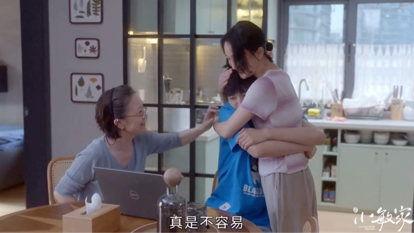 小敏家儿女吃瓜,共享家庭温馨时光