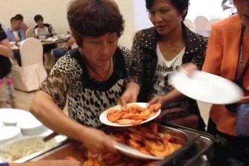 云南大妈边境吃瓜视频,揭秘边境风情美食之旅